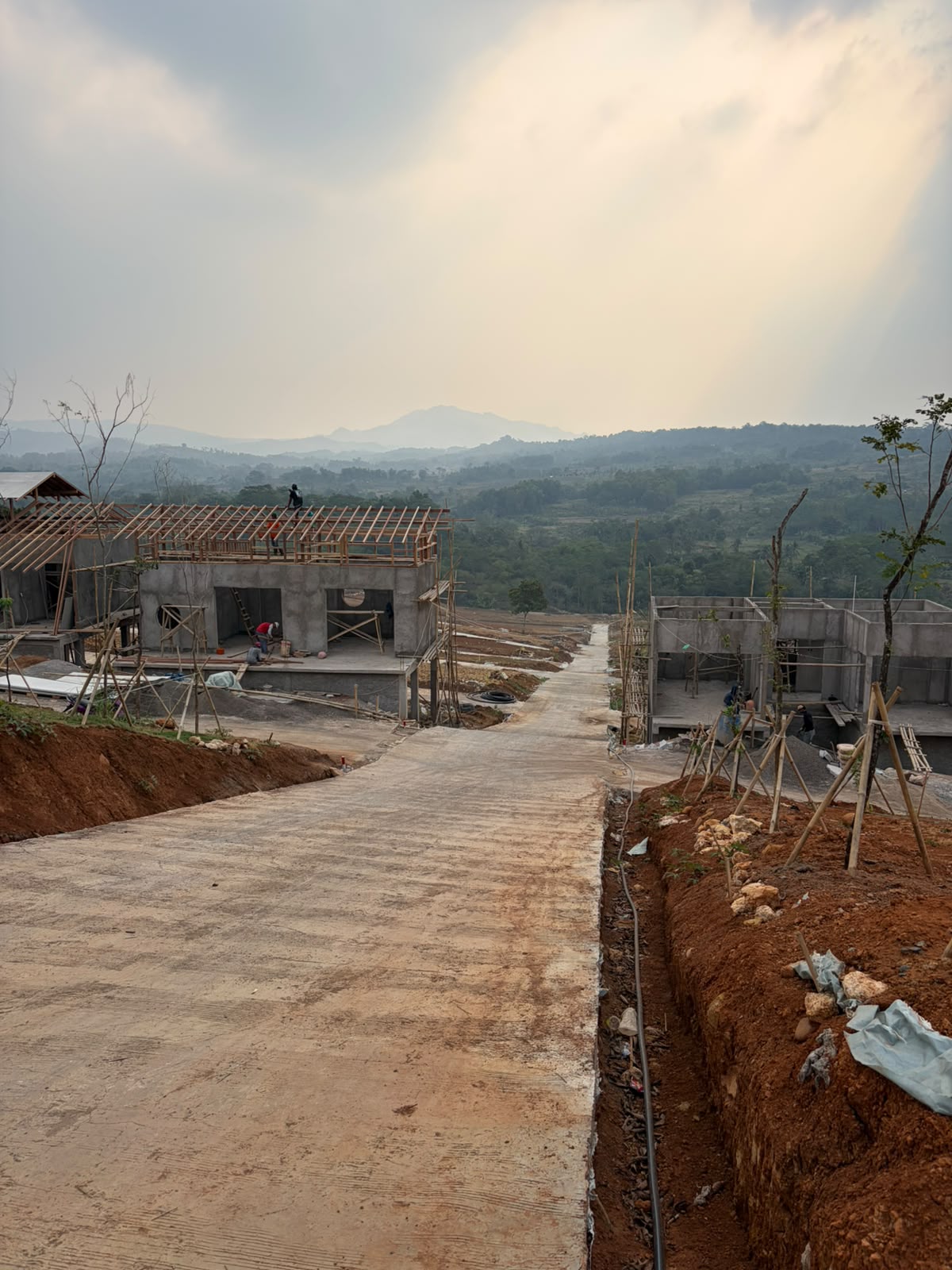 Pembentukan badan jalan mengikuti kontur lahan The Hanami Rivera, Kabupaten Bogor