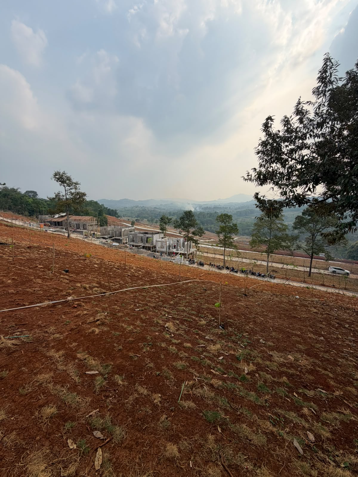 Pengerasan jalan kawasan kavling villa The Hanami Rivera, Kabupaten Bogor