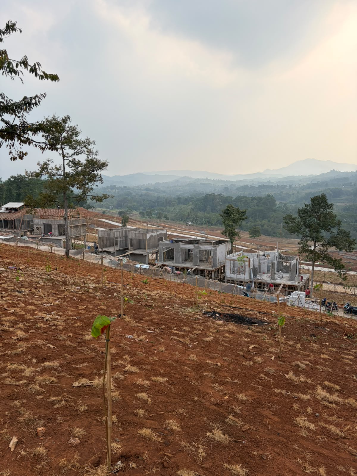 Kondisi lahan kavling The Hanami Rivera dengan latar perbukitan Bogor Timur